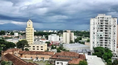 Sábado é parcialmente nublado e com chuva em Taubaté