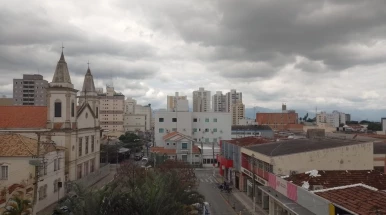 Sexta-feira é nublada e com temporal em Taubaté