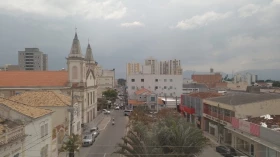 Sábado é parcialmente nublado e com pancadas de chuva