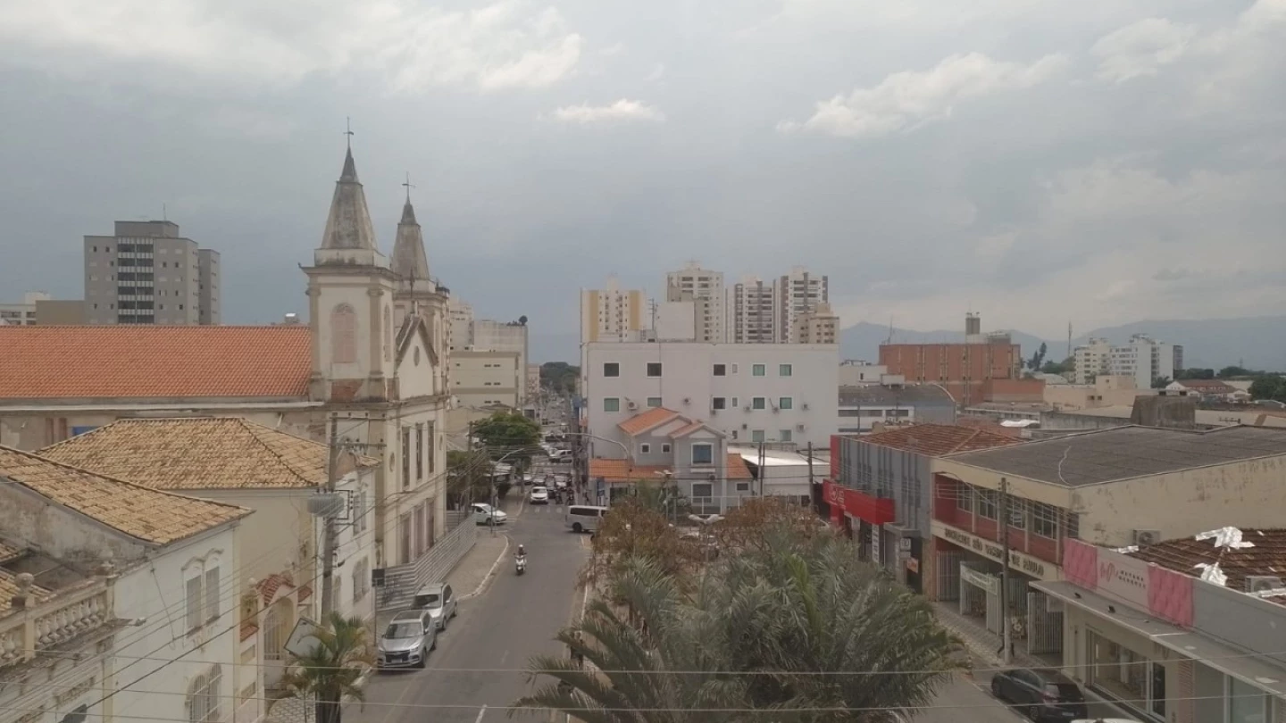 Sábado é parcialmente nublado e com pancadas de chuva