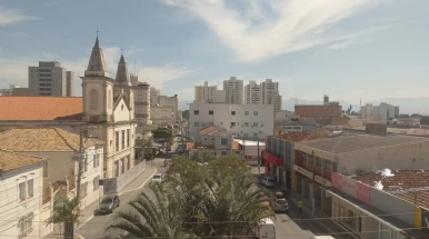 Domingo é de sol com períodos de céu nublado