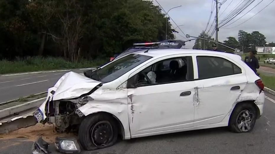 Motorista atropela motociclista e capota carro após colisão com poste em Taubaté