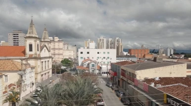 Quinta-feira deve ser parcialmente nublada e com chances de chuva à tarde em Taubaté