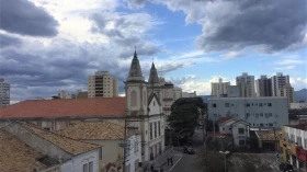 Segunda-feira é de sol entre nuvens com chuva passageira em Taubaté