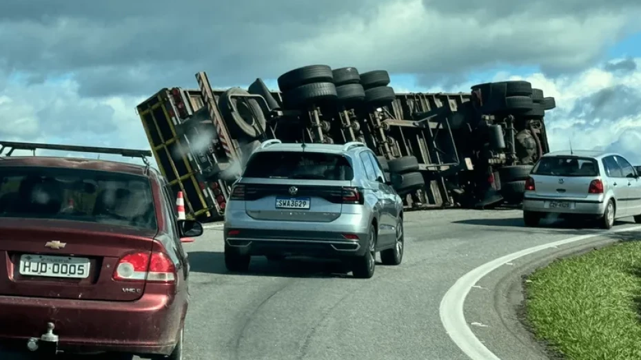 Carreta com carga de vidro tomba e causa transtornos na rodovia Carvalho Pinto em Taubaté