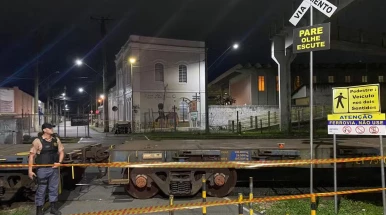 Homem morre atropelado por trem ao tentar atravessar linha férrea em Taubaté