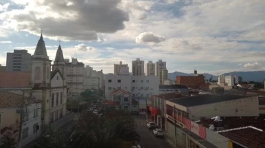 Terça-feira é de sol entre nuvens em Taubaté