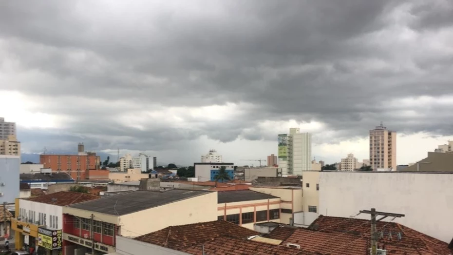 Domingo será de tempo fechado com chuva em Taubaté