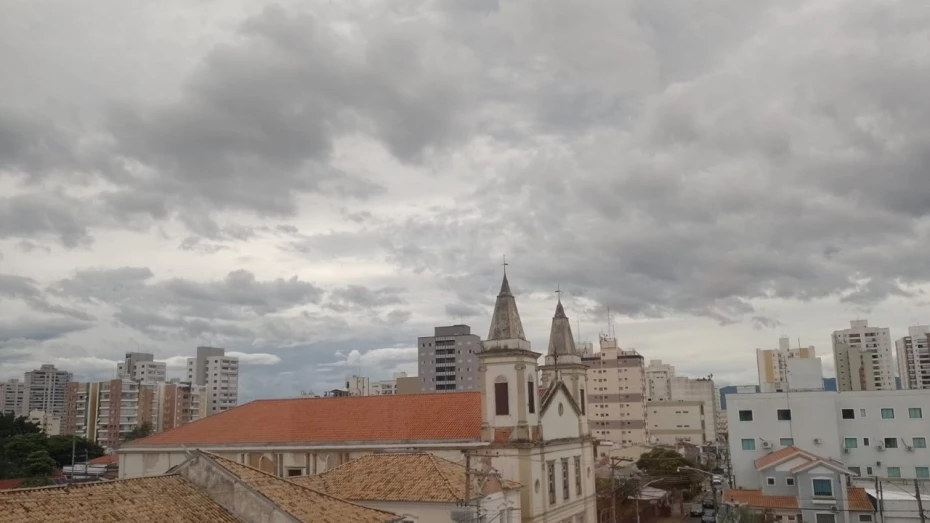 Sábado é de sol com chuva em Taubaté