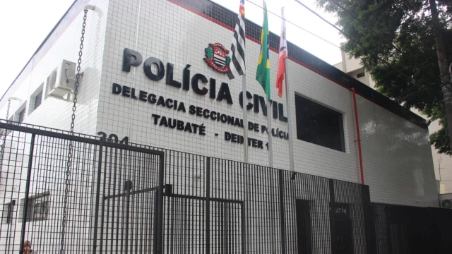 Homem de 43 anos morre em acidente entre moto e carro na Estrada das Sete Voltas, em Taubaté 