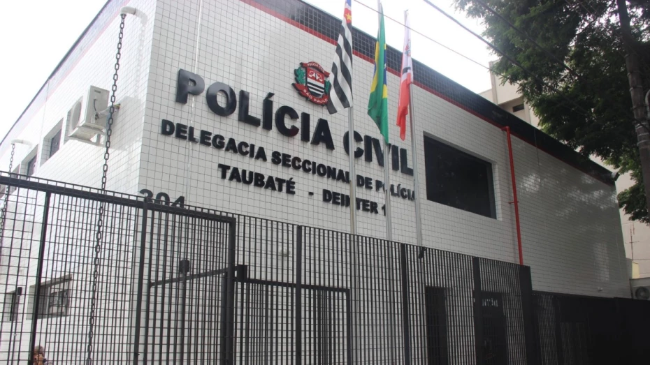 Homem de 43 anos morre em acidente entre moto e carro na Estrada das Sete Voltas, em Taubaté Homem de 43 anos morre em acidente entre moto e carro na Estrada das Sete Voltas, em Taubaté
