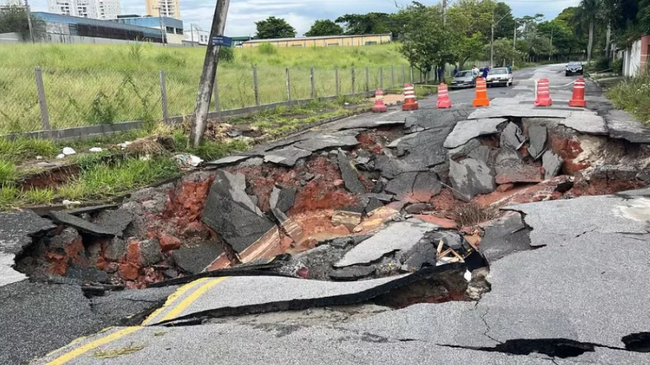 Obra emergencial para fechar cratera em Taubaté deve durar ao menos 30 dias