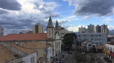 Sábado é de sol com chuva em Taubaté