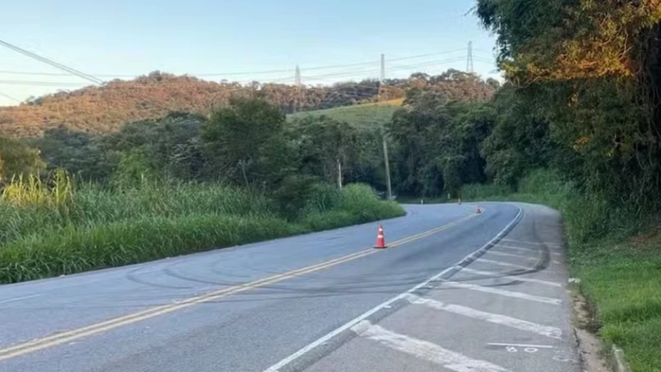 Homem morre após perder o controle e bater moto em poste na Rodovia Oswaldo Cruz, em Taubaté 