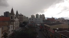 Sexta-feira é nublada e com chances de temporal em Taubaté