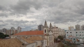 Sexta-feira é nublada e com chances de temporal em Taubaté