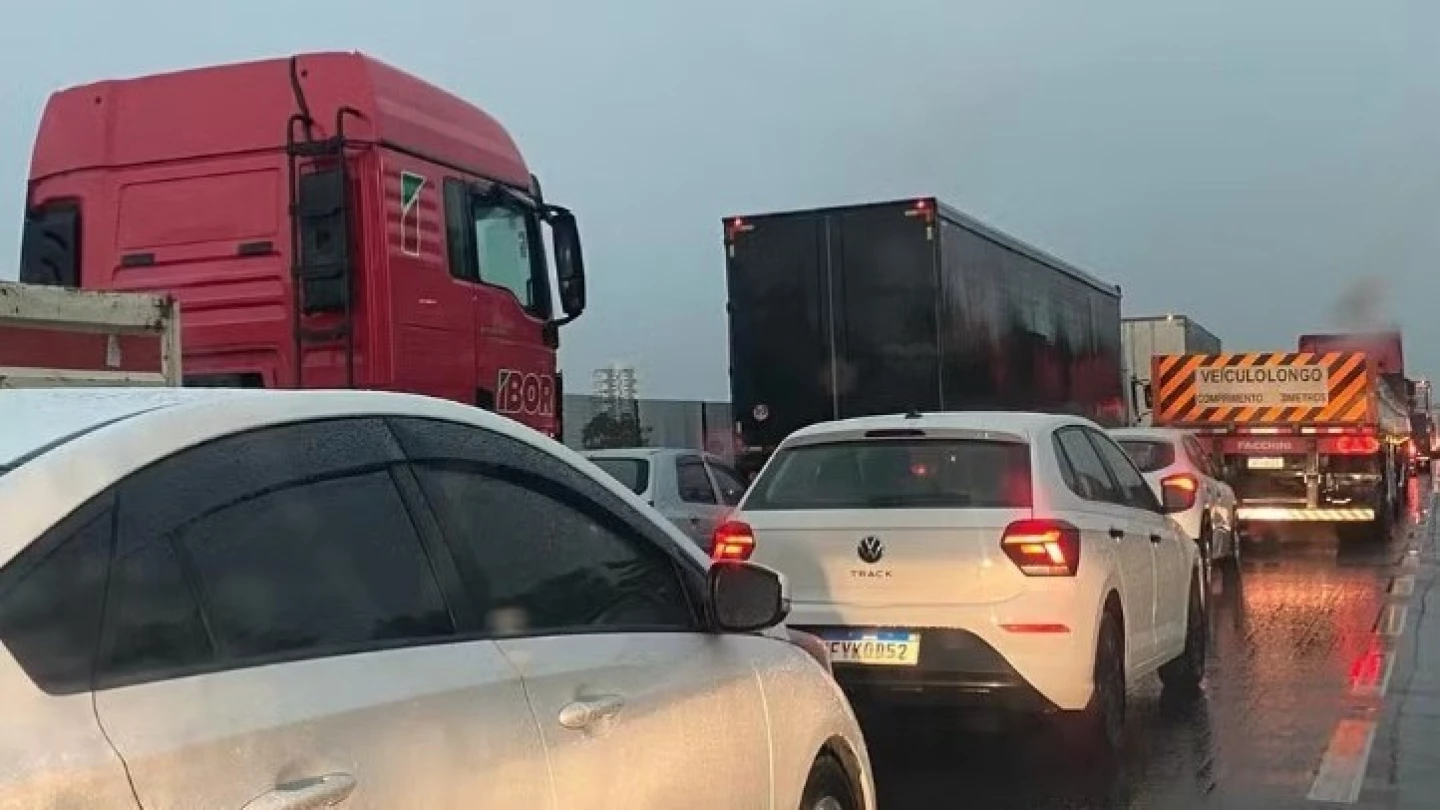 Chuva forte provoca alagamento e interdita parcialmente a Dutra em Taubaté