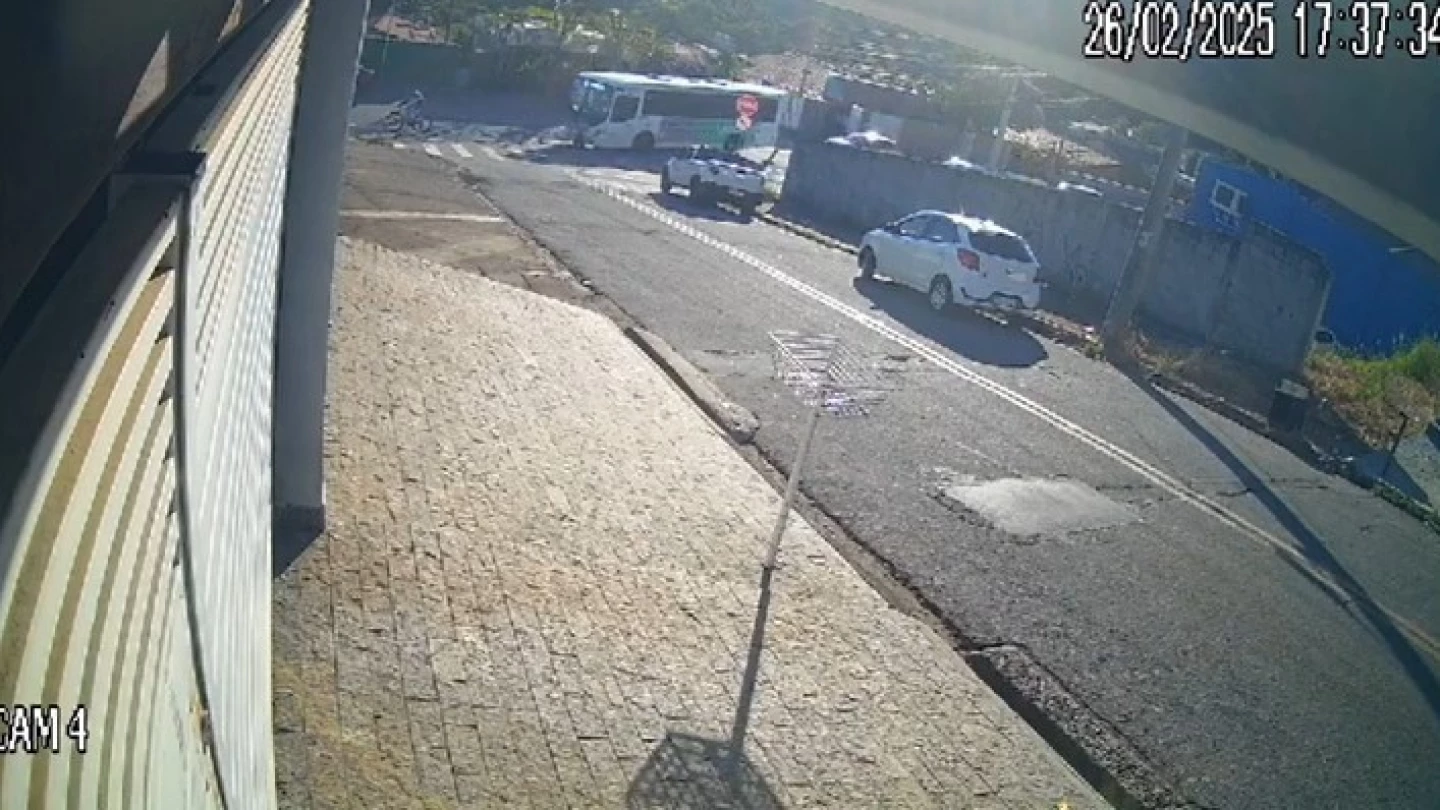 Ônibus do transporte público atropela mãe e criança na faixa de pedestres em Taubaté