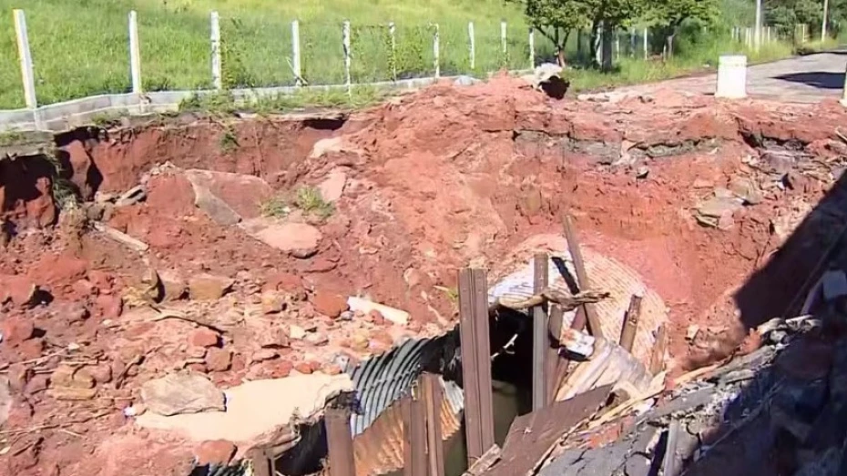 Prefeitura de Taubaté espera concluir reparo emergencial na cratera da Estiva em abril Prefeitura de Taubaté espera concluir reparo emergencial na cratera da Estiva em abril