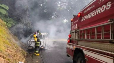 Incêndio atinge Kombi na rodovia Osvaldo Cruz, em Taubaté