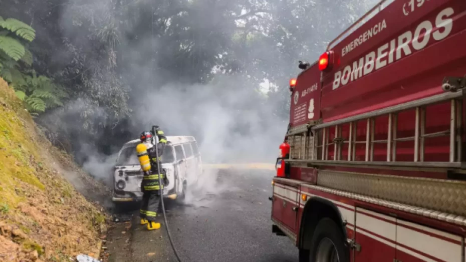 Incêndio atinge Kombi na rodovia Osvaldo Cruz, em Taubaté