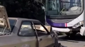 Três pessoas ficam feridas em acidente com ônibus em Taubaté