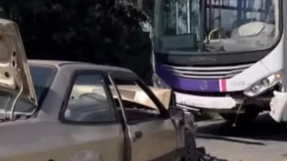 Três pessoas ficam feridas em acidente com ônibus em Taubaté Três pessoas ficam feridas em acidente com ônibus em Taubaté