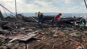 Materiais deteriorados são retirados de prédio abandonado em Taubaté