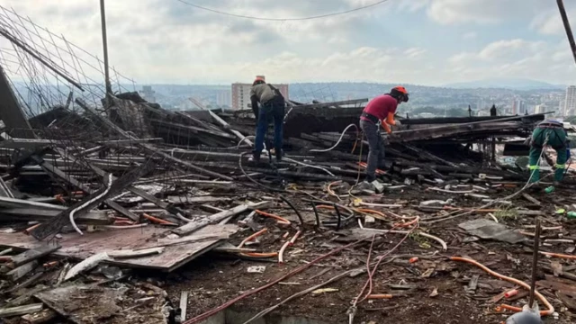 Materiais deteriorados são retirados de prédio abandonado em Taubaté
