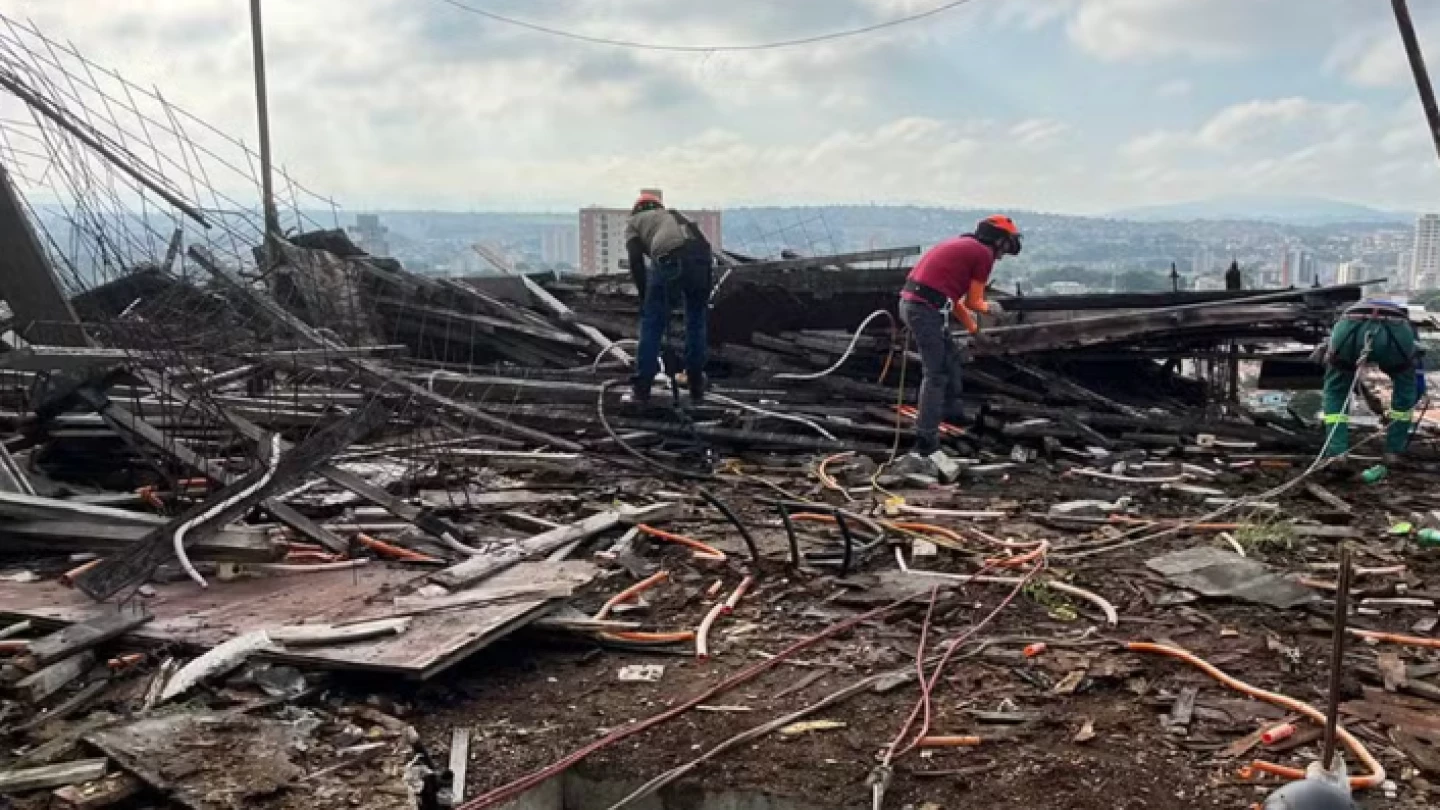 Materiais deteriorados são retirados de prédio abandonado em Taubaté