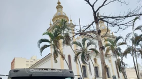 Árvore com risco de queda na praça Dom Epaminondas é retirada pela prefeitura