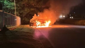 Mulher fica ferida após carro pegar fogo no Parque Três Marias em Taubaté