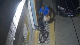 Homem estoura vidro de carro e furta bolsa no Centro de Taubaté