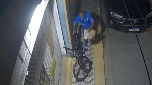 Homem estoura vidro de carro e furta bolsa no Centro de Taubaté