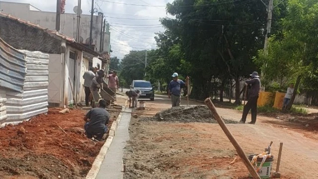 Prefeitura instala guias e sarjetas em nova etapa da obra no Mourisco