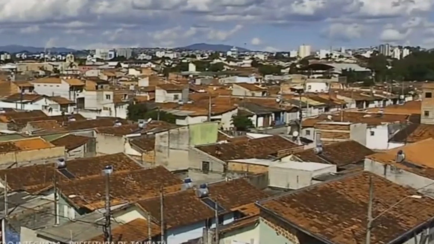 Homem é preso após ser flagrado correndo por cima do telhado de várias casas em Taubaté