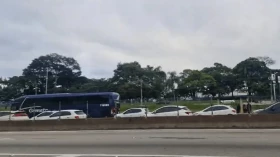 Engavetamento entre quatro veículos causa congestionamento na Dutra em Taubaté Engavetamento entre quatro veículos causa congestionamento na Dutra em Taubaté