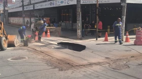 Asfalto cede e buraco é aberto em cruzamento de ruas no centro de Taubaté
