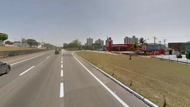 Acidente entre dois caminhões causa congestionamento na Dutra em Taubaté