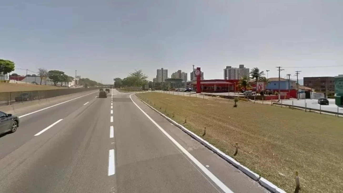 Acidente entre dois caminhões causa congestionamento na Dutra em Taubaté