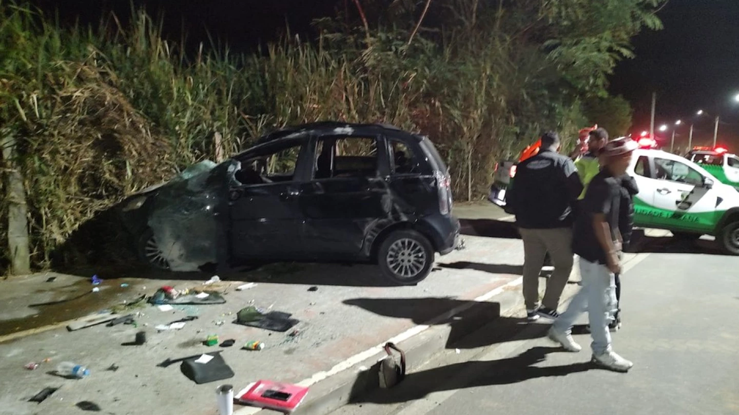 Carro em alta velocidade capota ao tentar desviar de cone em estrada de Taubaté