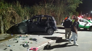 Carro em alta velocidade capota ao tentar desviar de cone em estrada de Taubaté