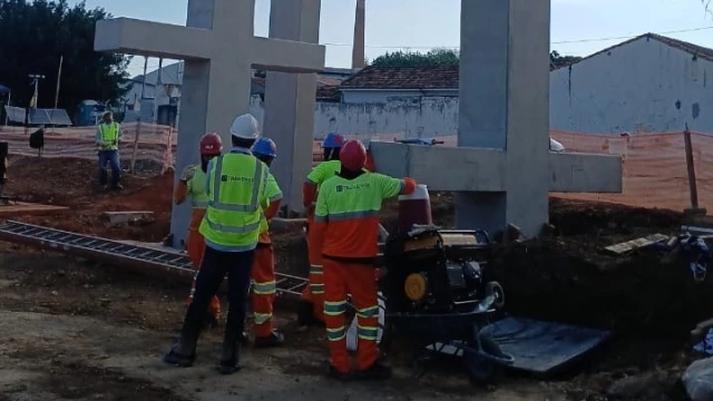 Prefeitura de Taubaté realiza interdições para montagem de passarela ferroviária