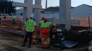 Prefeitura de Taubaté realiza interdições para montagem de passarela ferroviária Prefeitura de Taubaté realiza interdições para montagem de passarela ferroviária