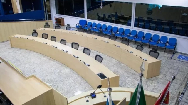 Sabesp explica fornecimento de água suja em audiência na Câmara de Taubaté