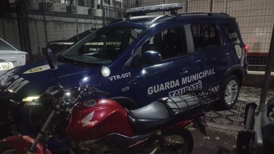 GCM prende homem por tráfico de drogas e uso de placa adulterada no Centro da cidade GCM prende homem por tráfico de drogas e uso de placa adulterada no Centro da cidade