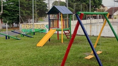 Prefeitura instala playground no bairro Jardim Resende Prefeitura instala playground no bairro Jardim Resende