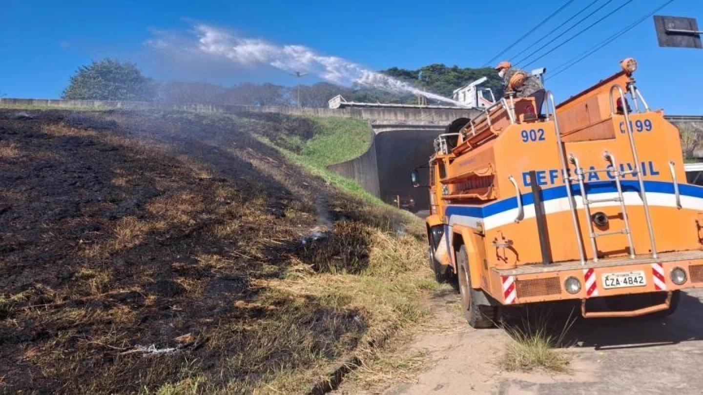 Defesa Civil controla queimada às margens da avenida Bandeirantes e da via Dutra de Taubaté