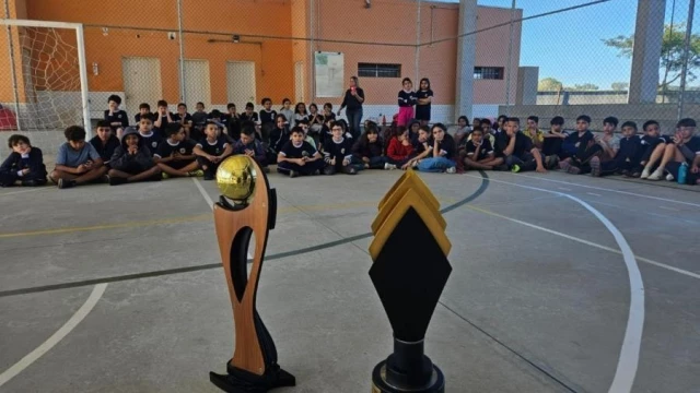 Caravana Esportiva leva atletas do Taubaté Handebol à escola do bairro Continental