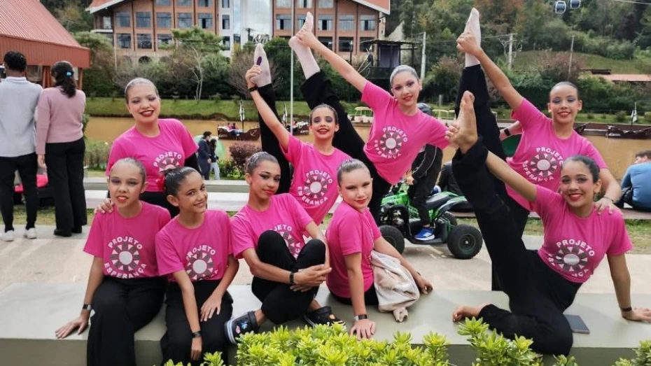 Bailarinas de projeto social lançam campanha por festival internacional Bailarinas de projeto social lançam campanha por festival internacional